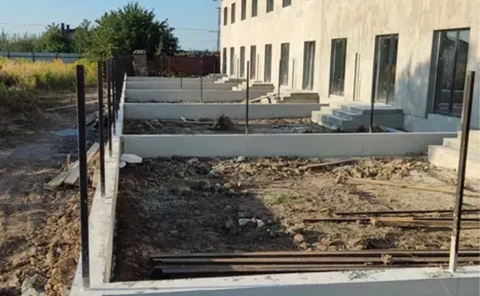 Повний комплекс бетонних робіт, включаючи заливку фундаментів, встановлення парканів, а також якісна стяжка підлоги