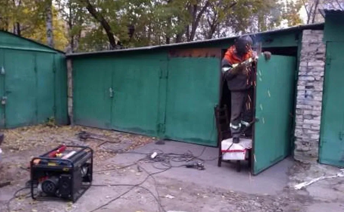 Ремонт воріт. Зварювальні роботи. Генератор. Газове зварювання Ремонт воріт. Зварювальні роботи. Генератор. Газове зварювання