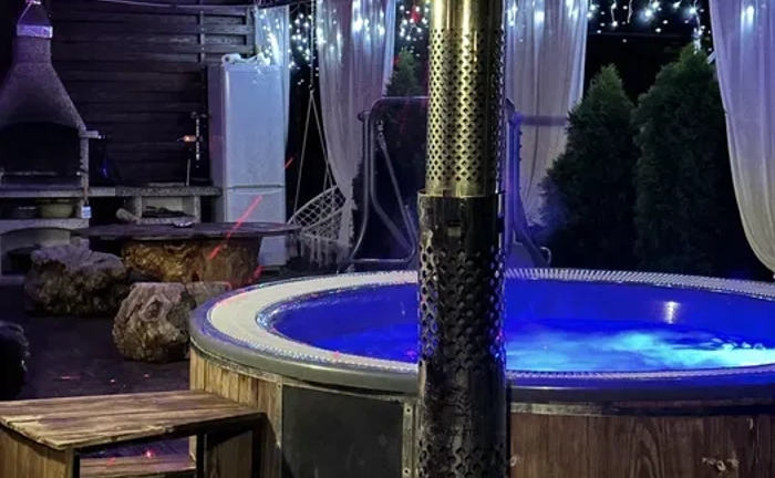 «Ніч для 2х» будинок з лазнею, джакузі та басейном «Ніч для 2х» будинок з лазнею, джакузі та басейном