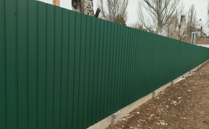 Изготовление и установка металлических заборов и ограждений.