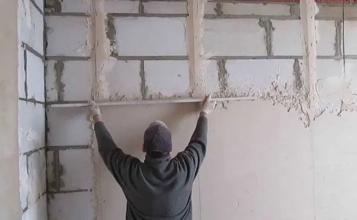 Комплексні штукатурні послуги: машинне та ручне нанесення штукатурки для досягнення ідеально рівних поверхонь у вашій квартирі.