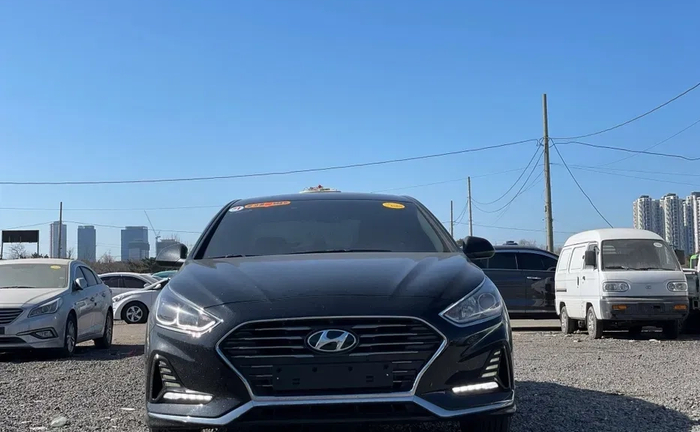 Авто бізнес класу Hyundai Sonata 2016-2018 року Авто бізнес класу Hyundai Sonata 2016-2018 року