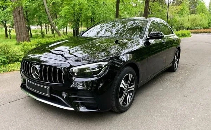 053 Mercedes Benz W213 E200D без водія з водієм 053 Mercedes Benz W213 E200D без водія з водієм
