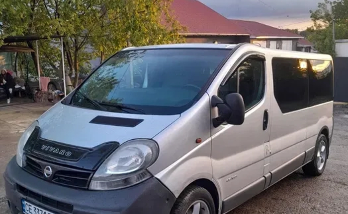 Бус Nissan сірого кольору Бус Nissan сірого кольору