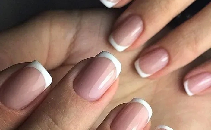 Нарощування нігтів з виїздом додому