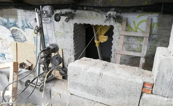 Проріз та отвір під вентиляцію Проріз та отвір під вентиляцію