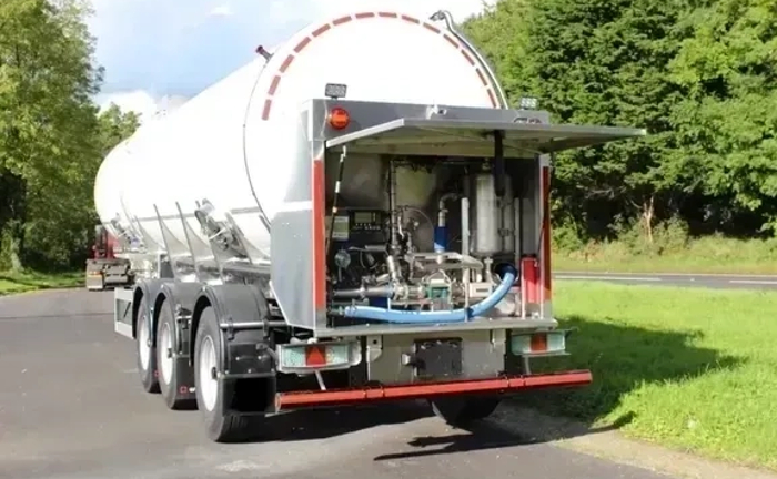 Автоцистерна - молоковоз для харчових речовин. Автоцистерна - молоковоз для харчових речовин.
