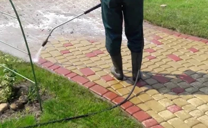 Миття та очистка бруківки, парканів, фасадів, дахів Миття та очистка бруківки, парканів, фасадів, дахів