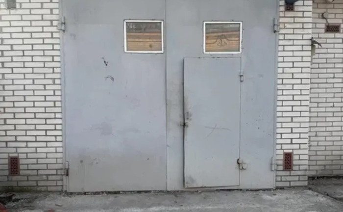 Просторий гараж для буса та авто