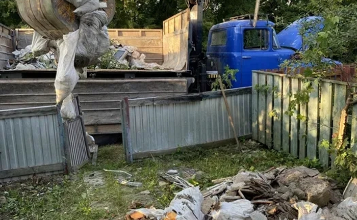 Доставка: пісок, щебінь, відсів, бут, вивіз буд сміття. Дрова рубані.