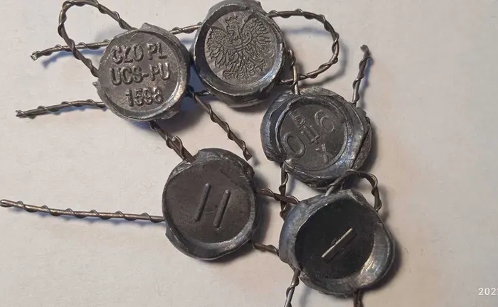 Гравірування змінних плашок для пломбіраторів, а також латунних печаток.