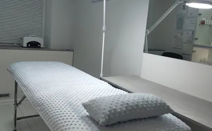 Процедура шугарингу - майстер з вищою медичною освітою та досвідом роботи більше 10 років.