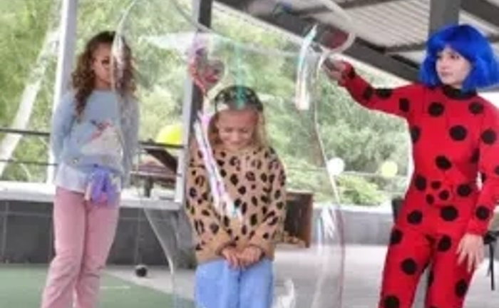 Шоу мильних бульбашок. Мильні бульбашки. Мыльные пузыри.