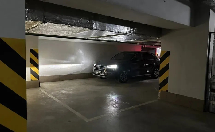 Частина паркомісця для зберігання авто