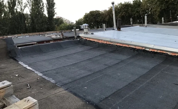 Комплексний Ремонт Покрівлі Гаражів та Будівель: Якісне Наплавлення Єврорубероїду. Гарантія Водонепроникності та Довговічності Вашого Даху!