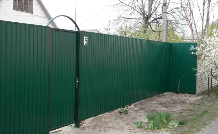 Установка забора з профнастилу Установка забора з профнастилу