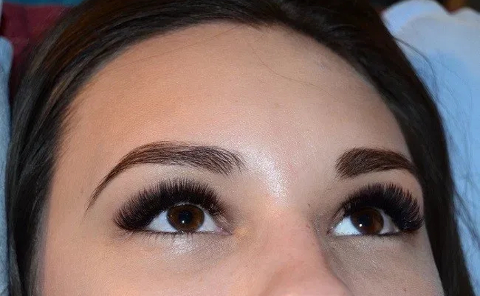 Професійне нарощування вій для створення виразного, доглянутого та бездоганного образу Професійне нарощування вій для створення виразного, доглянутого та бездоганного образу