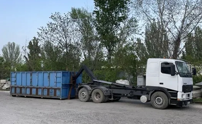 Послуга вивезення сміття та перевезення різних вантажів та техніки. Послуга вивезення сміття та перевезення різних вантажів та техніки.