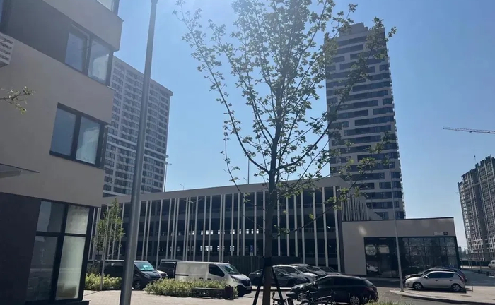 Комфортне паркомісце з гарним заїздом