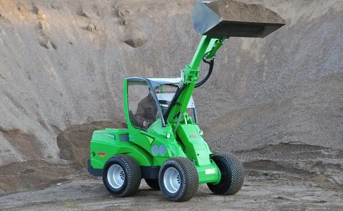 Міні навантажувач Avant Bobcat 
