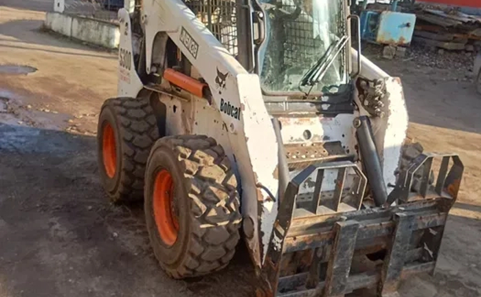 Послуги Bobcat S300. Чищення снігу