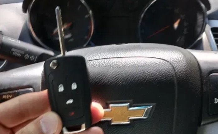 Виготовлення автомобільних ключів на місці на спец інструменті