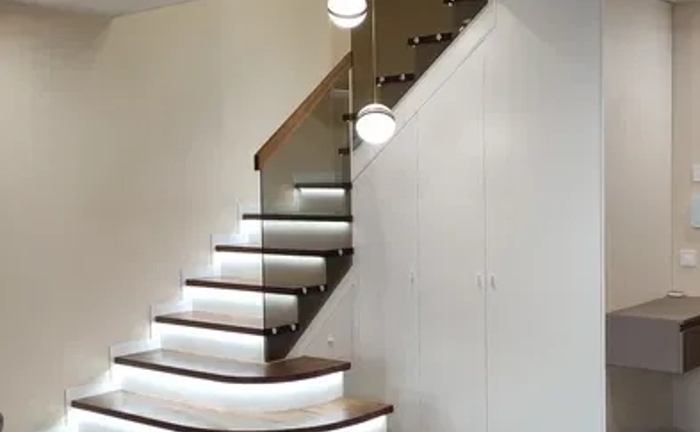 Лестницы, ступени, изготовление и монтаж под ключ. Дуб ясень . Харьков