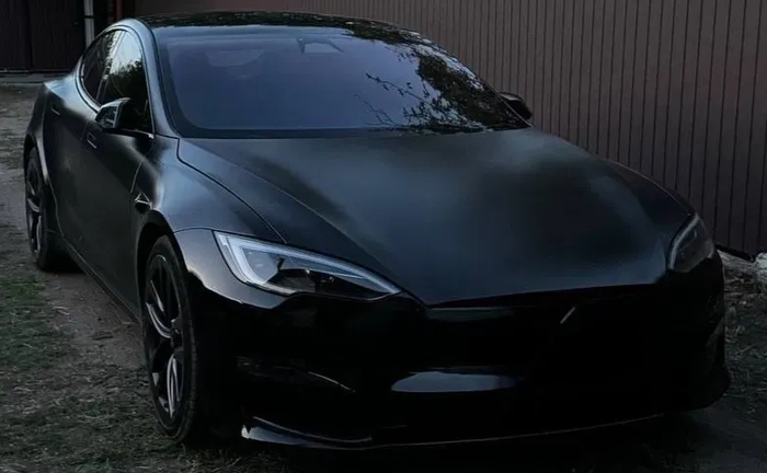 Водій з авто Tesla Model S 2023 преміум Водій з авто Tesla Model S 2023 преміум