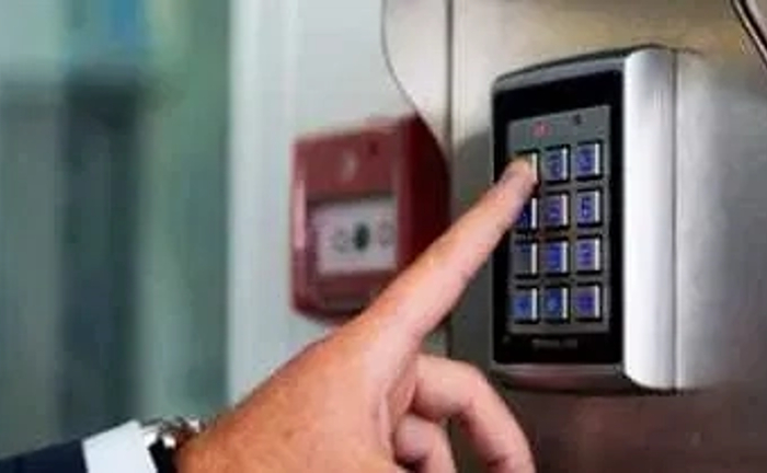 Встановлення домофонів, кодових і магнітних замків під ключ