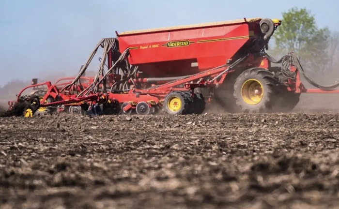 Трактор John Deere 8370R з сівалкою Väderstad Rapid 600 C Трактор John Deere 8370R з сівалкою Väderstad Rapid 600 C