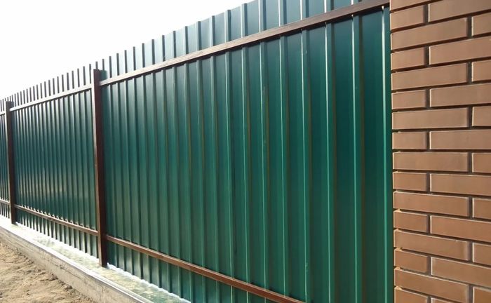 Монтаж металевих парканів. Металоконструкції.