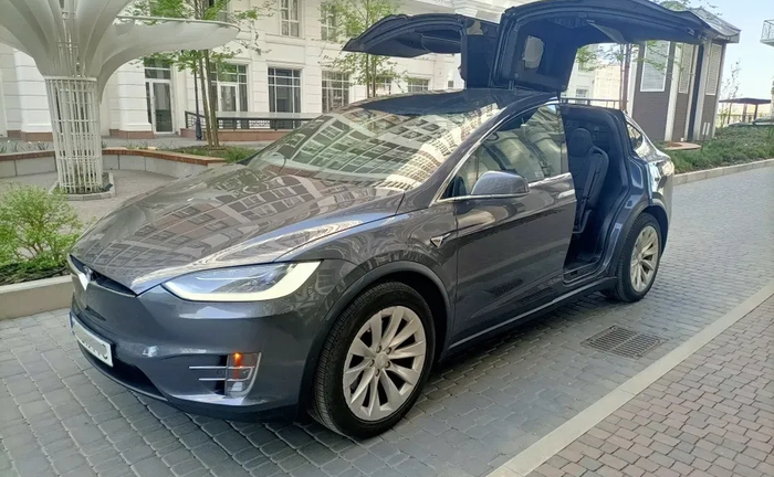 Авто Tesla X можливо під таксі Авто Tesla X можливо під таксі