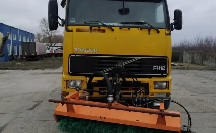 Поливна машина Volvo, ємність 8 м. куб, з щіткою Поливна машина Volvo, ємність 8 м. куб, з щіткою