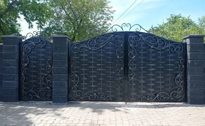Ворота Луцьк відкатні та розпашні металеві плетені з елементами ковки
