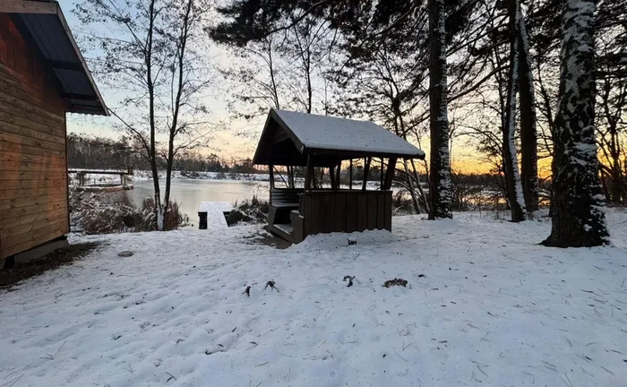 Альтанка біля озера. Відпочинок