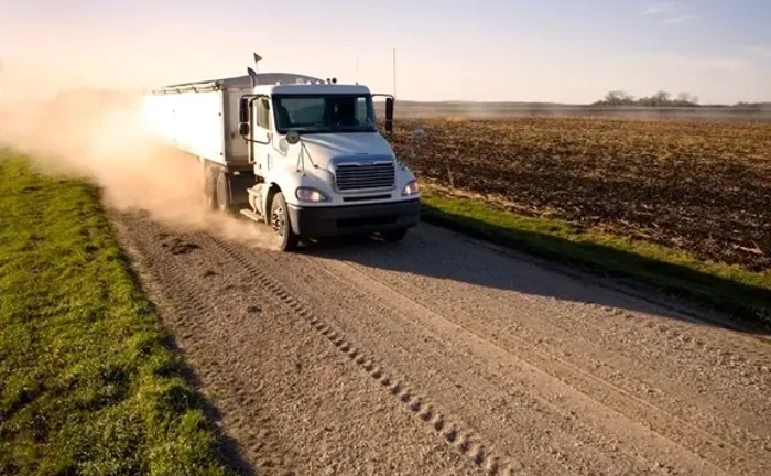 Кормовоз. Автомобільна цистерна безпечна та зручна.