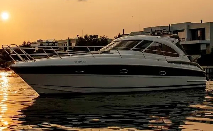 Катер-яхта Bavaria 37 Sport HT VIP ресторан Заферано Золоче