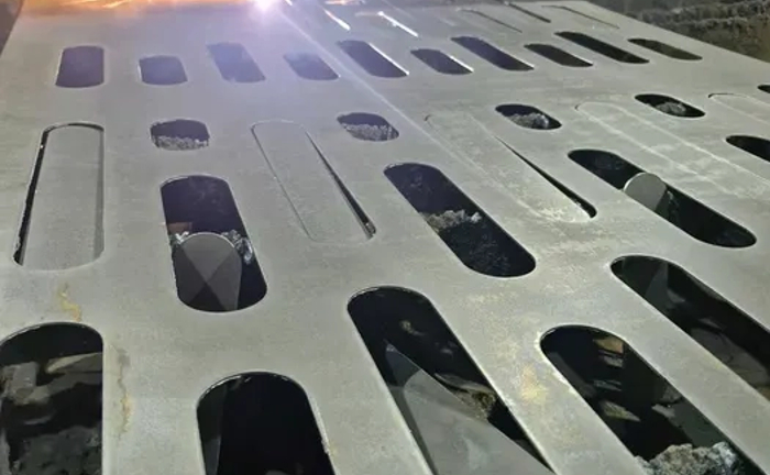 Порізка листового металу плазмою. Зварювальні послуги Порізка листового металу плазмою. Зварювальні послуги