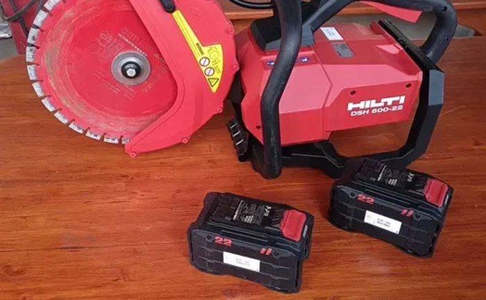 Відрізна машина HILTI DCH 300 для бетону та цегли Відрізна машина HILTI DCH 300 для бетону та цегли