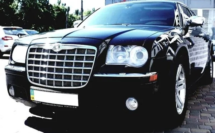 136 Chrysler 300C чорний авто на весілля 136 Chrysler 300C чорний авто на весілля
