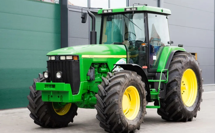 Трактор JOHN DEERE 8400 2016 року