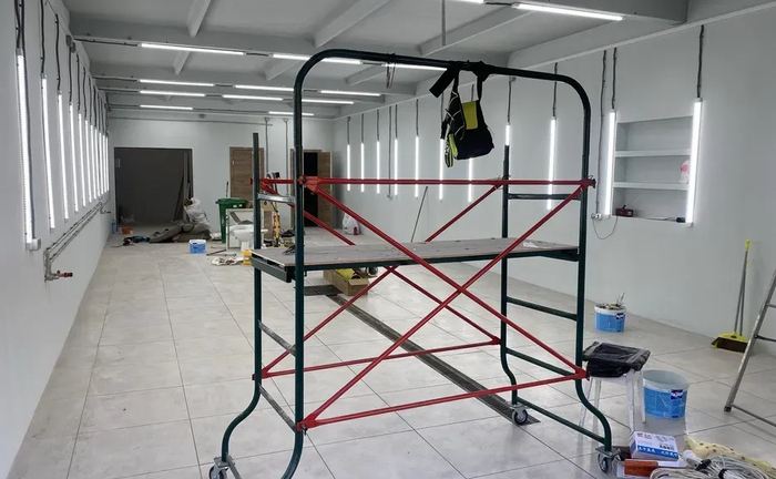 Тури, вежі, помости, драбини. Для роботи на висоті зі стопором на колесах.