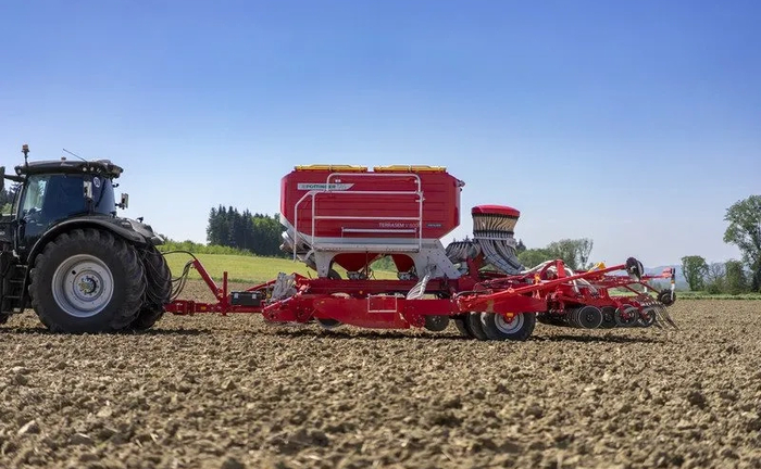 Сівалка Poettinger Terra-Sem 6 разом із ТРАКТОРОМ колісним John Deere 8370R Сівалка Poettinger Terra-Sem 6 разом із ТРАКТОРОМ колісним John Deere 8370R