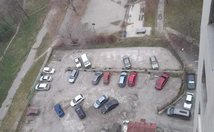 Місце на стоянці навпроти "Ашана" Місце на стоянці навпроти "Ашана"