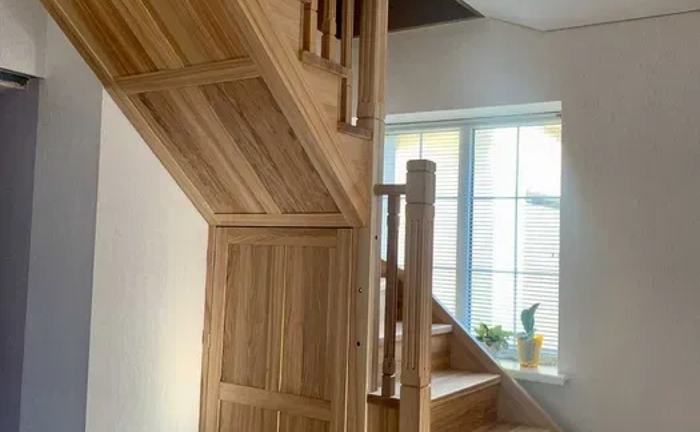 Дерев'яні сходи ,виготовлення та встановлення дерев'яних сходів на замовлення.