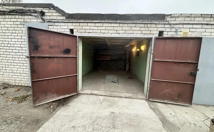 Просторий цегляний гараж для зберігання речей