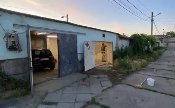 Просторий бетонний гараж на дві машини у зручному та безпечному районі