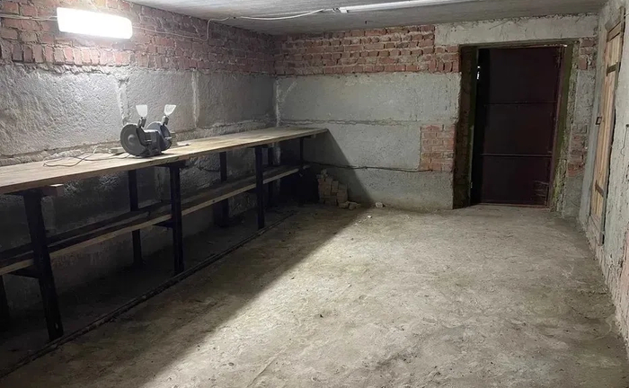 Гараж в приватному будинку з погребом