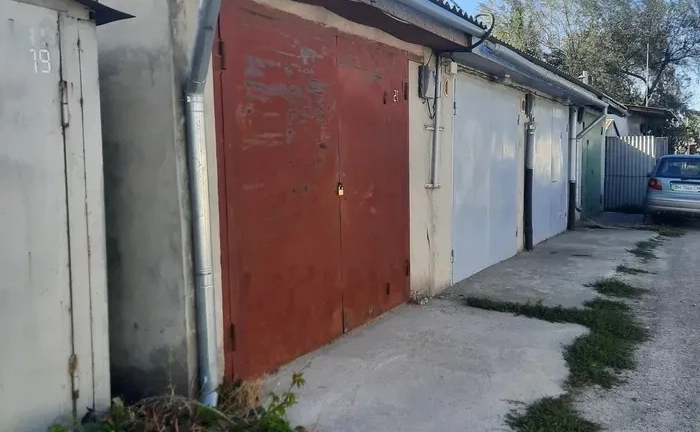 Цегляний гараж на території автостоянки «Істок»