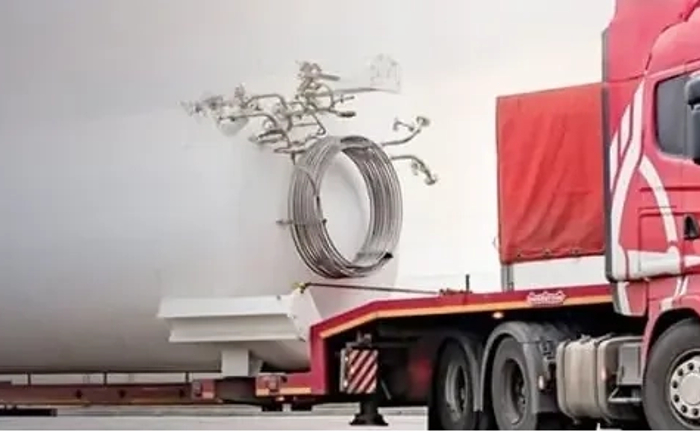 Бензовоз (паливозаправник)-перевезення пального.